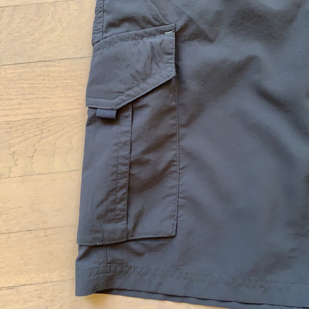 COLUMBIA OMNI-SHADE CARGO SHORTS..LIKE NEW MINT!! - Picture 2 of 12